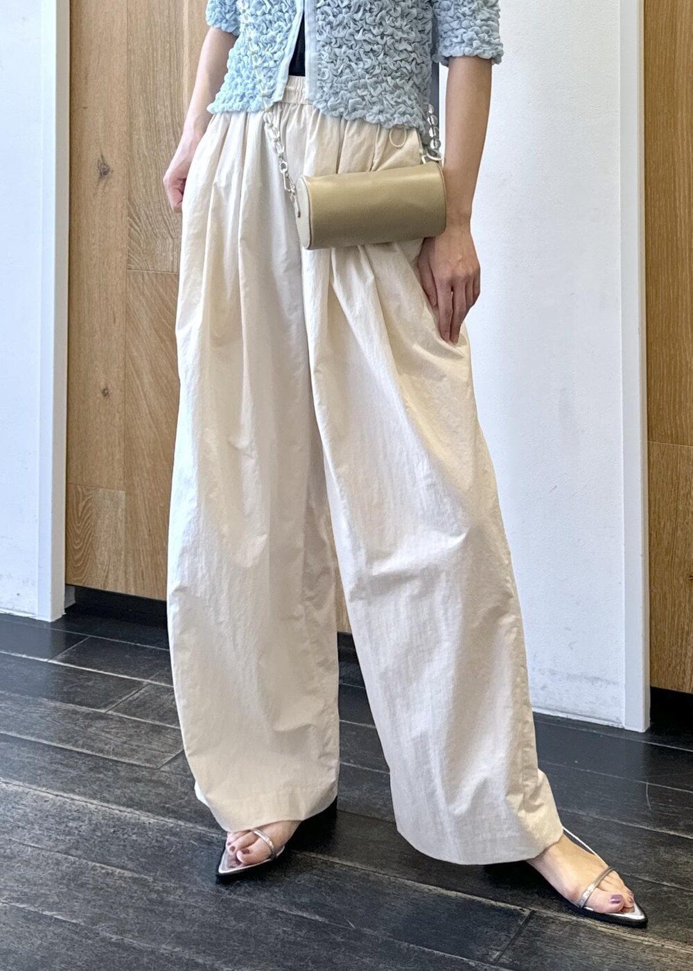 シルバー系のサンダル、ホワイト系のその他パンツ、ブルー系のカーディガン/ボレロを着用したレディースの春コーディネートの6枚目の写真