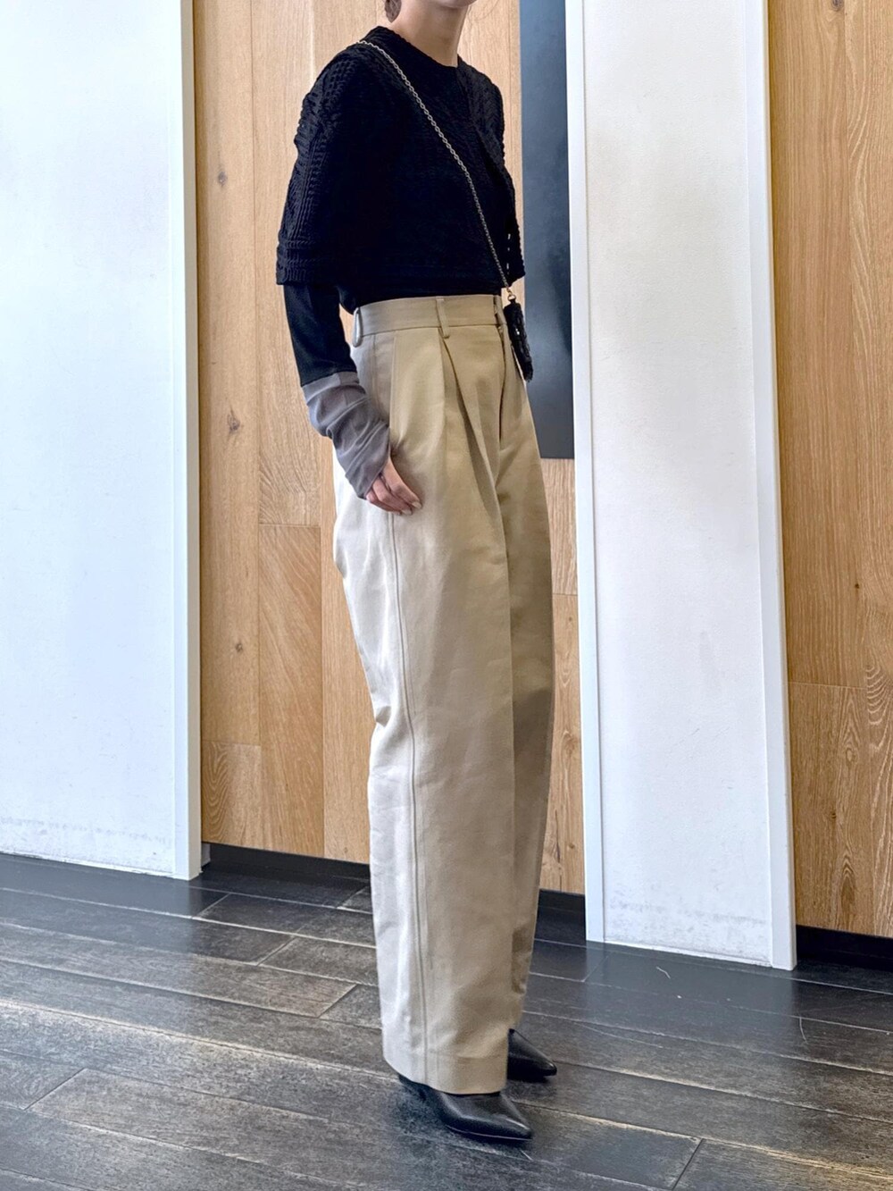 ブラック系のTシャツ/カットソー、ブラック系のショルダーバッグ、ブラック系のカーディガン/ボレロを着用したレディースの冬コーディネートの2枚目の写真