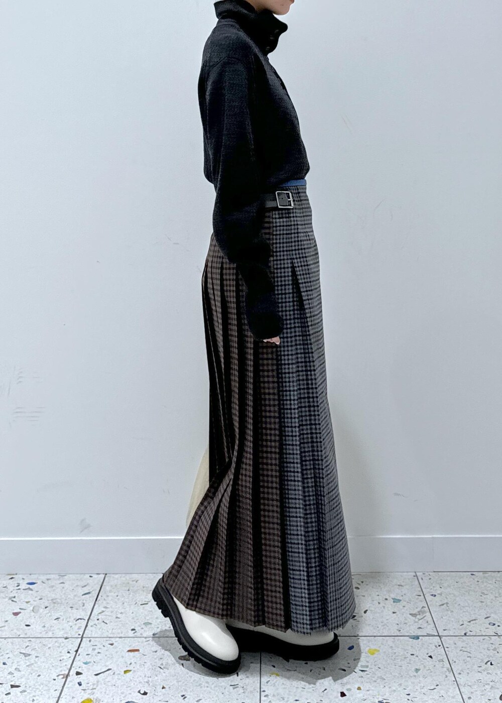 グレー系のスカート、ホワイト系のブーツ、グレー系のカーディガン/ボレロを着用したレディースの秋コーディネートの5枚目の写真