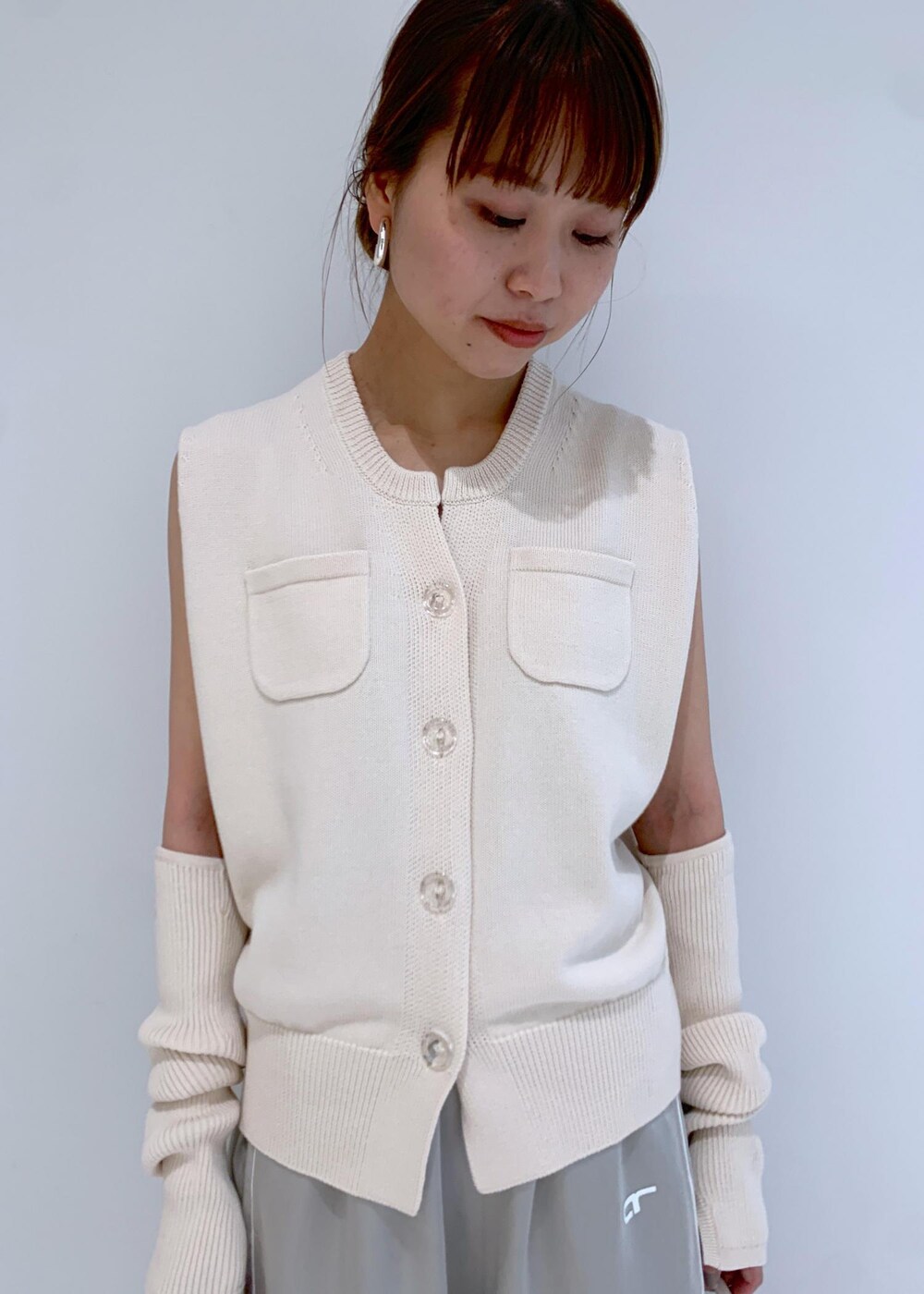 ホワイト系のショルダーバッグ、グレー系のその他パンツ、ホワイト系のカーディガン/ボレロを着用したレディースの夏コーディネートの4枚目の写真