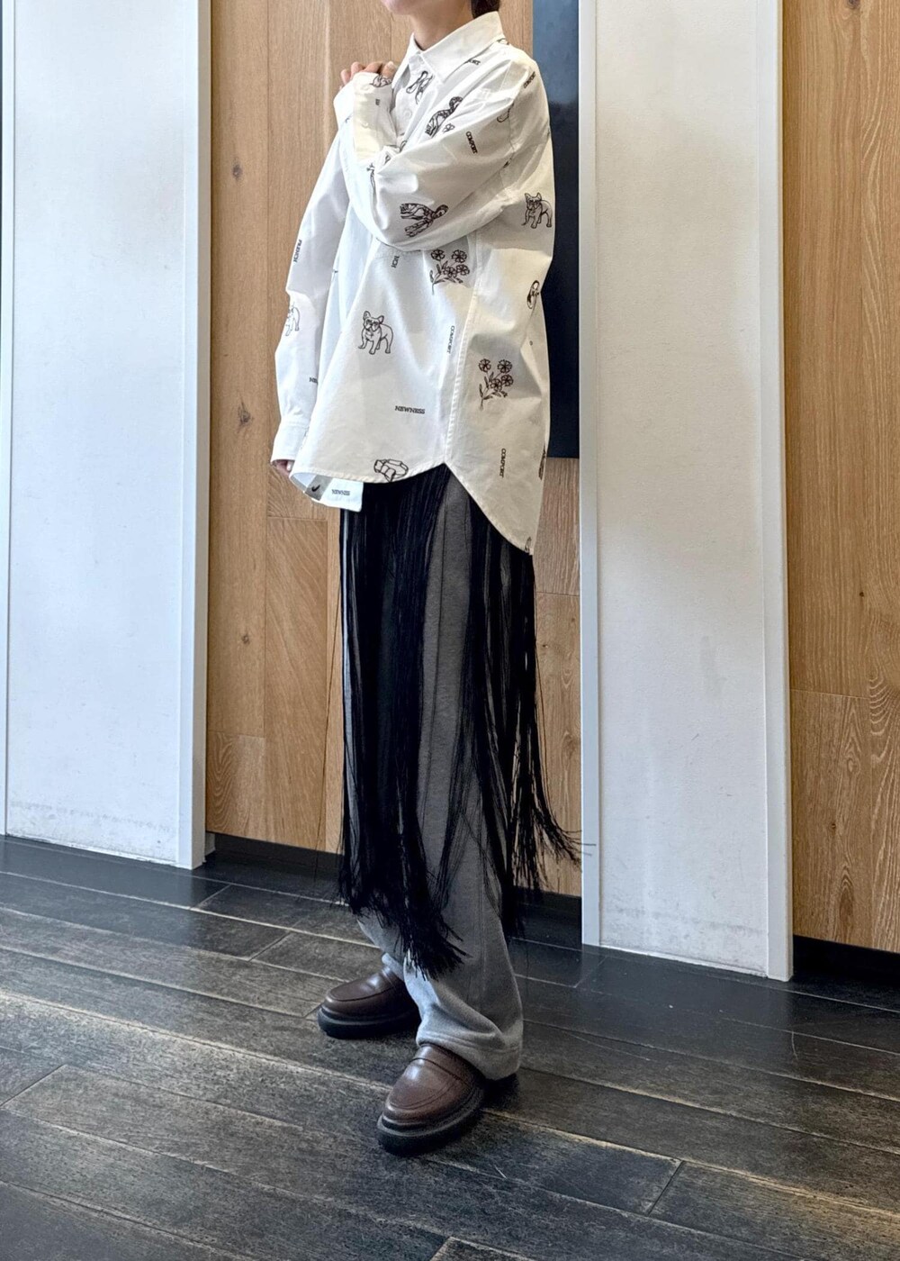 ホワイト系のスウェットパンツ、ベージュ系のショルダーバッグ、ブラウン系のローファーを着用したレディースの冬コーディネートの2枚目の写真