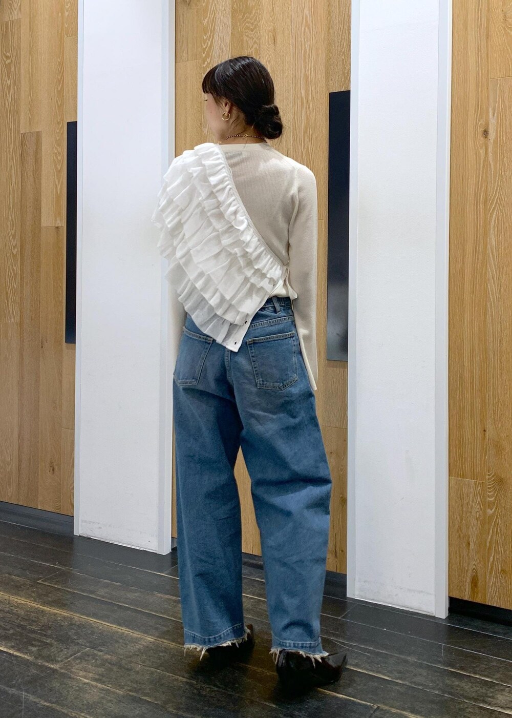 ブラック系のパンプス、ホワイト系のニット/セーター、ブラウン系のトートバッグを着用したレディースの冬コーディネートの4枚目の写真