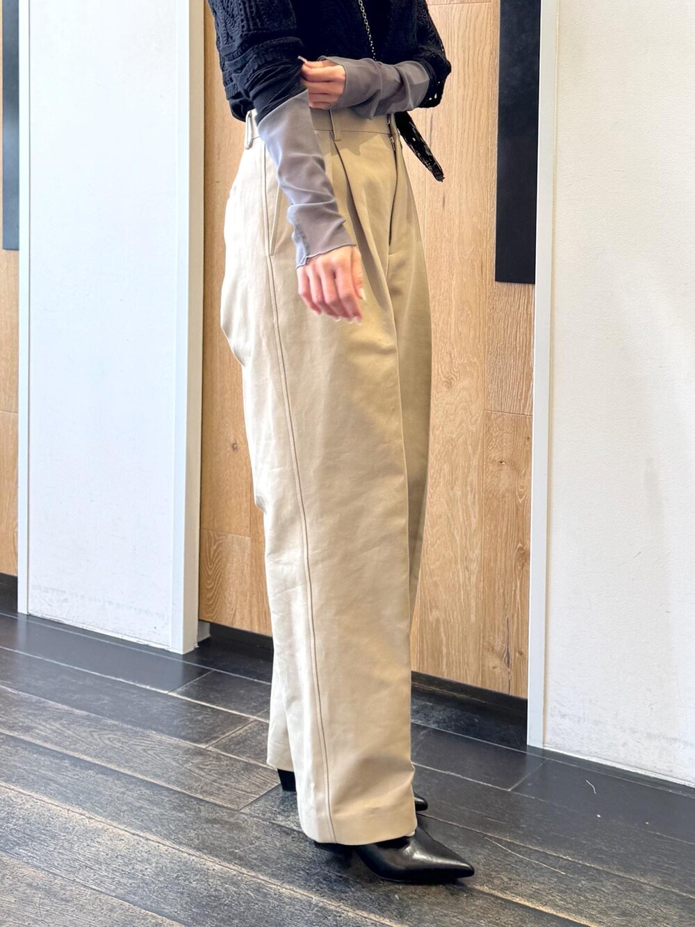 ブラック系のTシャツ/カットソー、ブラック系のショルダーバッグ、ブラック系のカーディガン/ボレロを着用したレディースの冬コーディネートの7枚目の写真