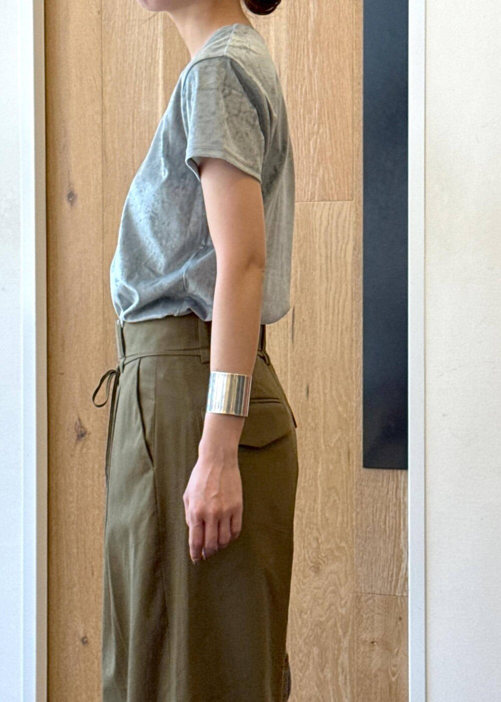 ブラック系のハンドバッグ、ブラック系のサンダル、ブルー系のTシャツ/カットソーを着用したレディースの夏コーディネートの5枚目の写真