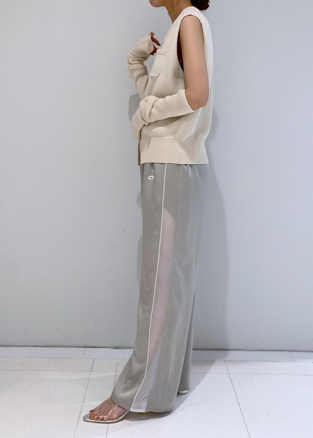 ホワイト系のショルダーバッグ、グレー系のその他パンツ、ホワイト系のカーディガン/ボレロを着用したレディースの夏コーディネートの2枚目の写真