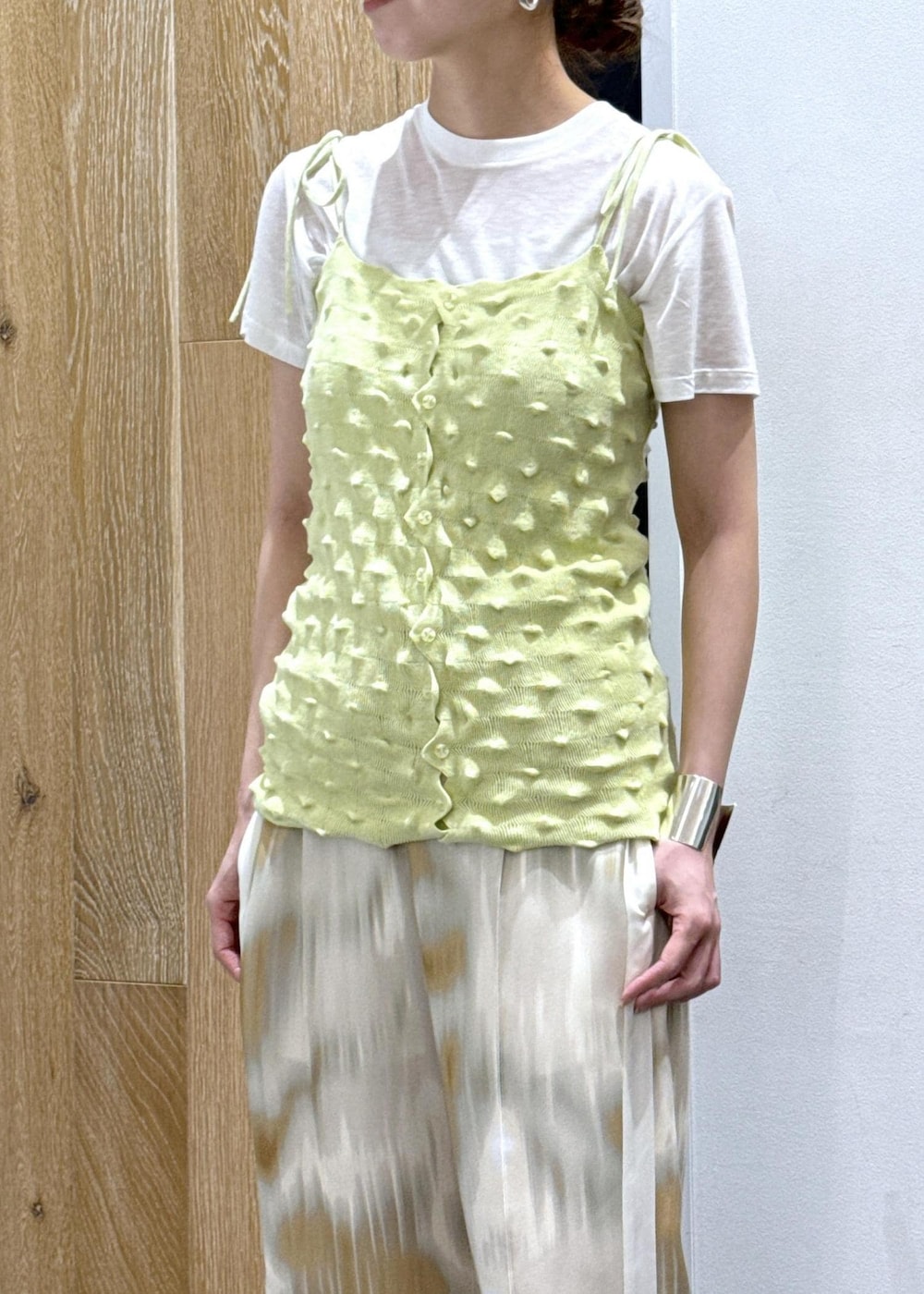 ピンク系のその他パンツ、シルバー系のサンダル、ホワイト系のショルダーバッグを着用したレディースの春コーディネートの5枚目の写真