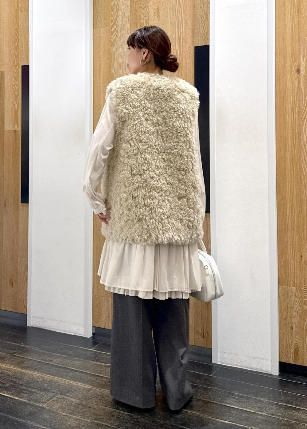 ベージュ系のその他アウター、ホワイト系のボストンバッグ、グレー系のスラックスを着用したレディースの冬コーディネートの4枚目の写真