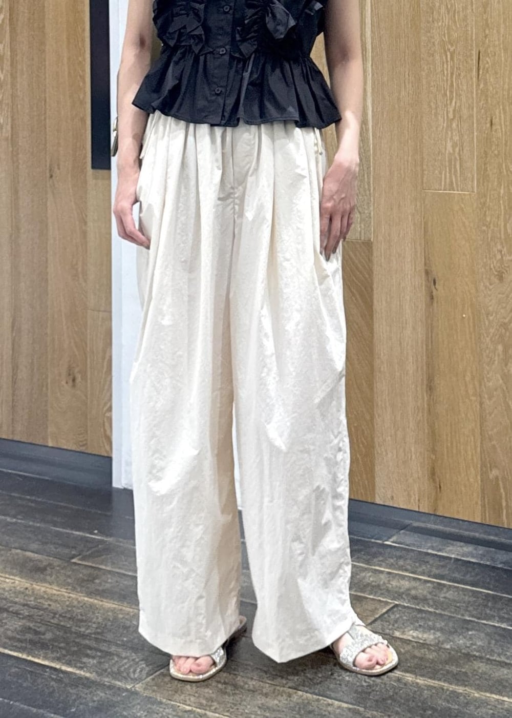 シルバー系のサンダル、ホワイト系のその他パンツ、ブラック系のシャツ/ブラウスを着用したレディースの夏コーディネートの8枚目の写真