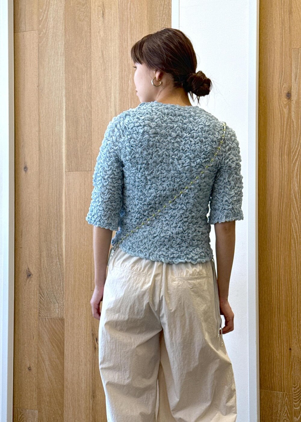 シルバー系のサンダル、ホワイト系のその他パンツ、ブルー系のカーディガン/ボレロを着用したレディースの春コーディネートの5枚目の写真