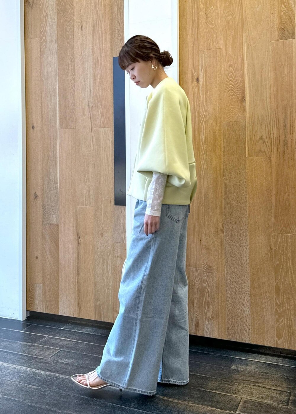 シルバー系のサンダル、ホワイト系のショルダーバッグ、グリーン系のブルゾンを着用したレディースの春コーディネートの2枚目の写真