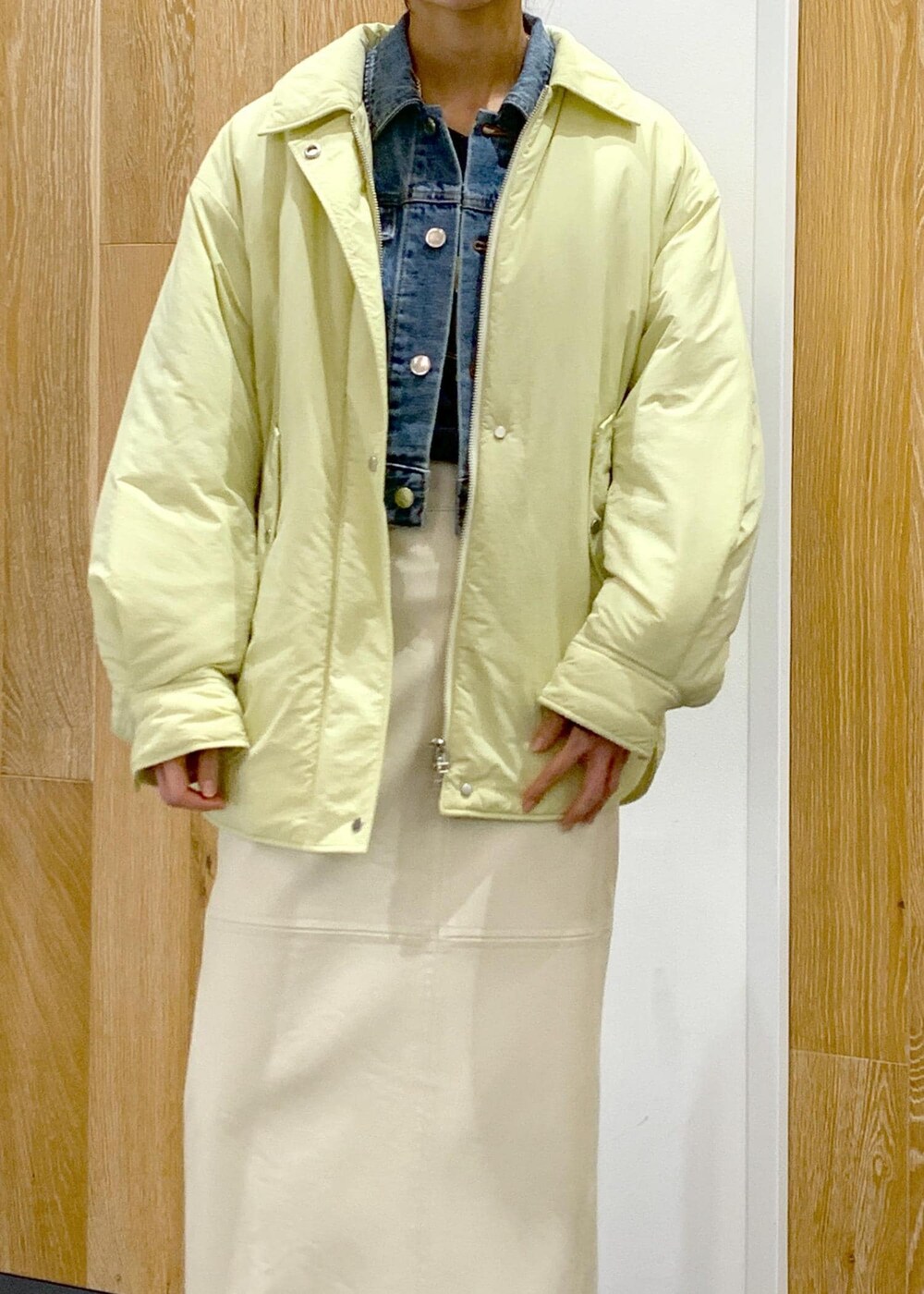 ホワイト系のスカート、ブラック系のブーツを着用したレディースの冬コーディネートの4枚目の写真