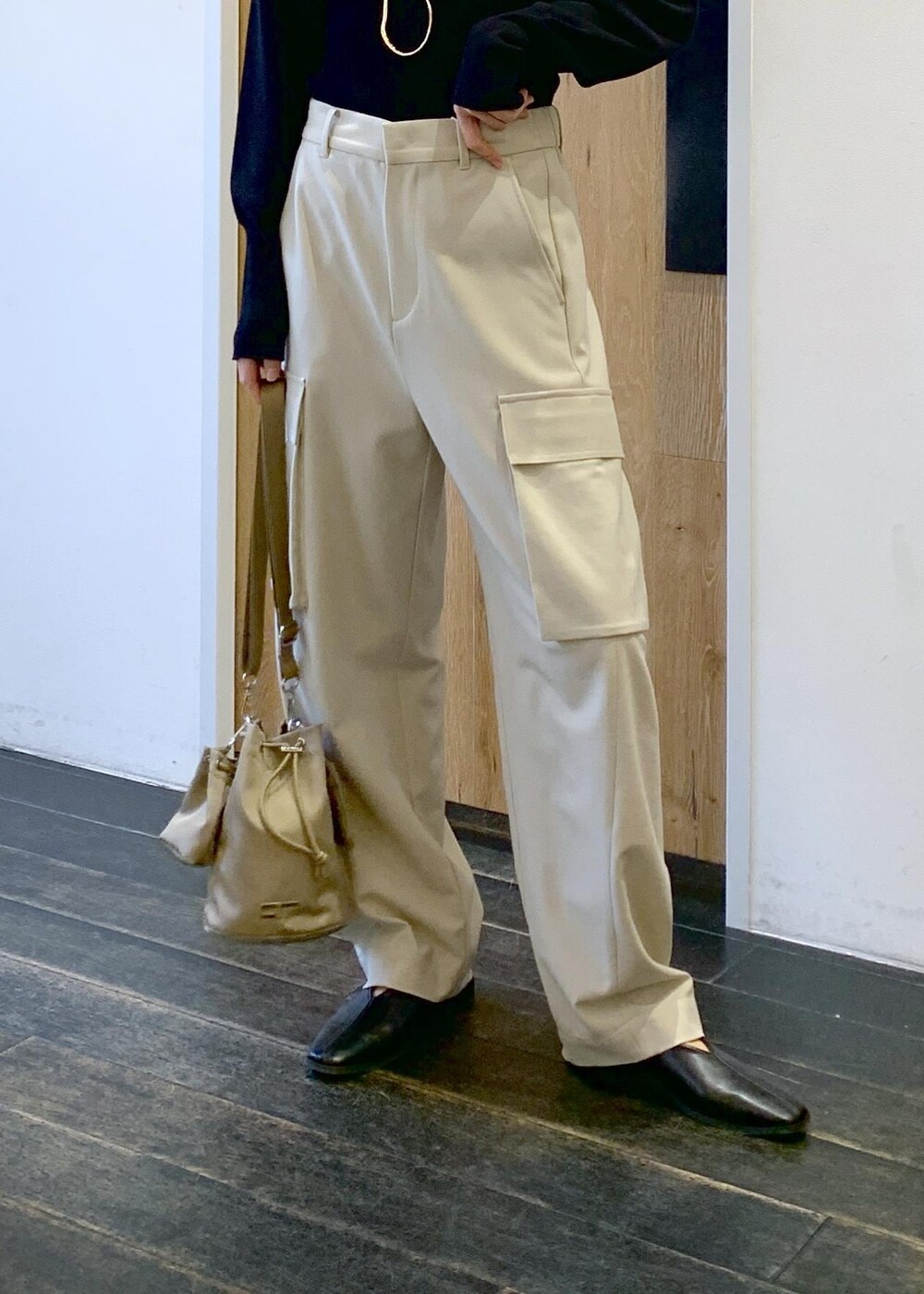 ベージュ系のボディバッグ/ウエストポーチを着用したレディースの冬コーディネートの6枚目の写真