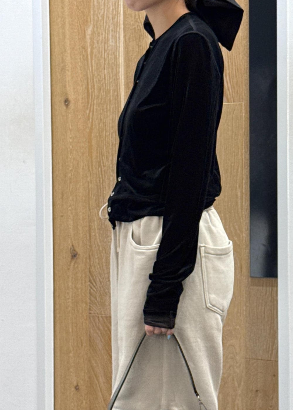 ブラック系のチューブトップ、グリーン系のショルダーバッグ、ブラック系のカーディガン/ボレロを着用したレディースの秋コーディネートの5枚目の写真