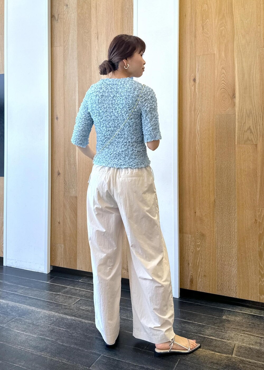 シルバー系のサンダル、ホワイト系のその他パンツ、ブルー系のカーディガン/ボレロを着用したレディースの春コーディネートの3枚目の写真