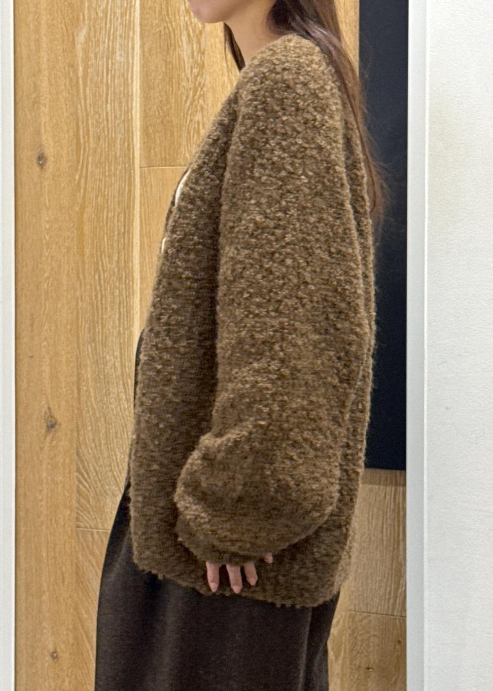 ブラック系のサンダル、ブラック系のショルダーバッグ、ホワイト系のTシャツ/カットソーを着用したレディースの秋コーディネートの5枚目の写真