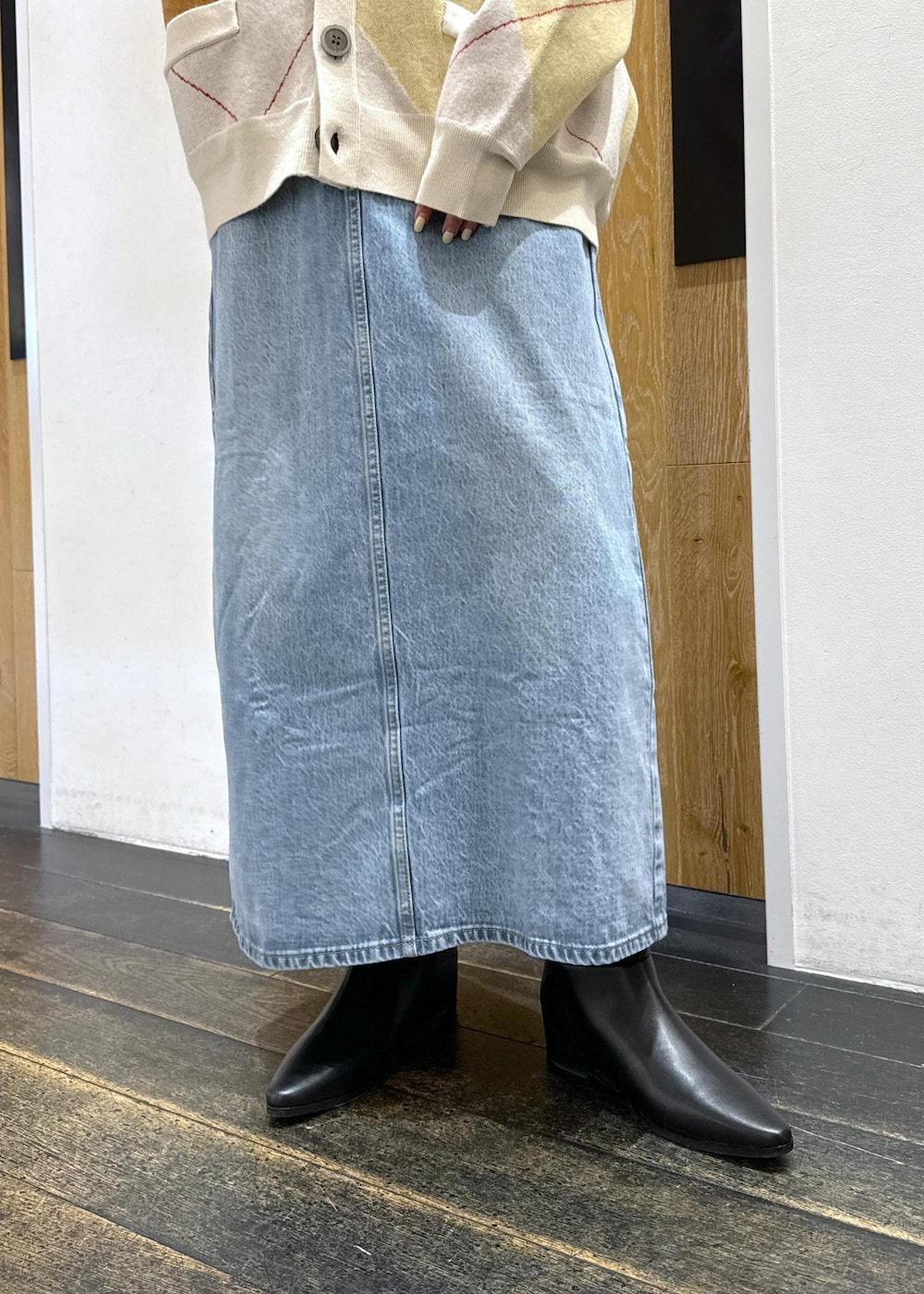 ブラウン系のショルダーバッグ、ブラック系のブーツ、ホワイト系のTシャツ/カットソーを着用したレディースの秋コーディネートの6枚目の写真