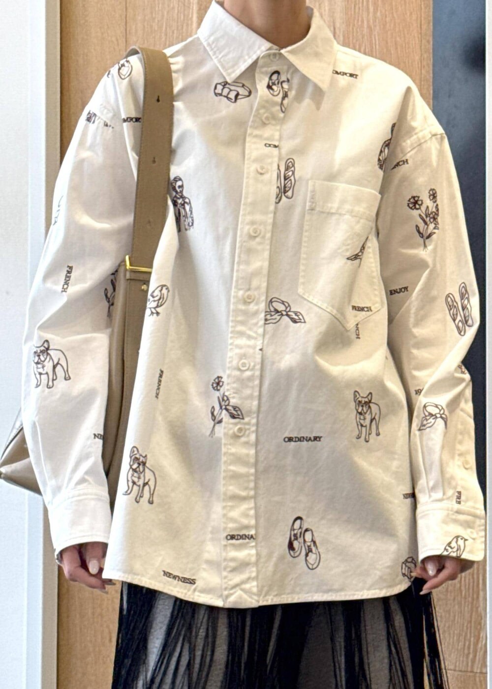 ホワイト系のスウェットパンツ、ベージュ系のショルダーバッグ、ブラウン系のローファーを着用したレディースの冬コーディネートの4枚目の写真