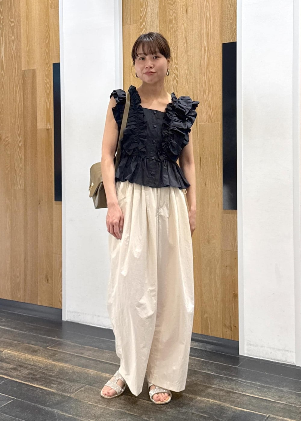 シルバー系のサンダル、ホワイト系のその他パンツ、ブラック系のシャツ/ブラウスを着用したレディースの夏コーディネートの2枚目の写真