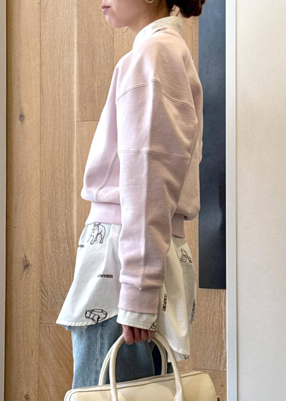 「初春コーデ、春コーデ、お出かけコーデ、旅行コーデ、女子会コーデ、大人カジュアル、レイヤード、パンツスタイル、シンプルコーデ、ADAM ET ROPÉ、ウェーブ、イエベ秋、乾燥、トップス、シャツ/ブラウス」|「ADAM ET ROPE'の【サステナブル】Iラインデニム(デニムパンツ、ブルー系)」を使った、shindoさん(レディース・159cm)の冬コーディネートの5枚目の写真
