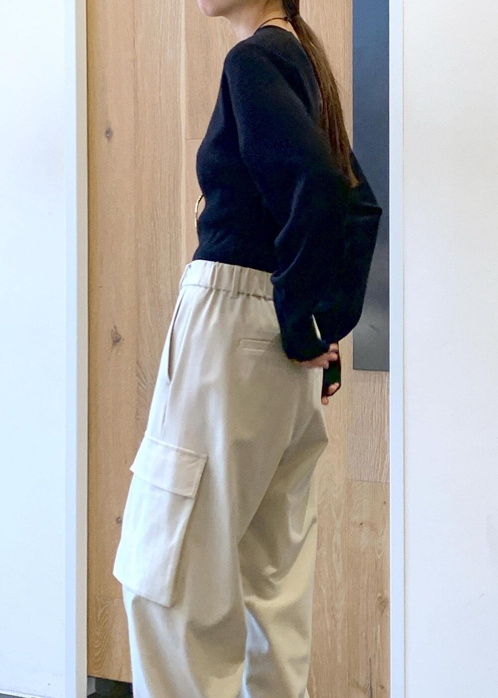 ベージュ系のボディバッグ/ウエストポーチを着用したレディースの冬コーディネートの5枚目の写真