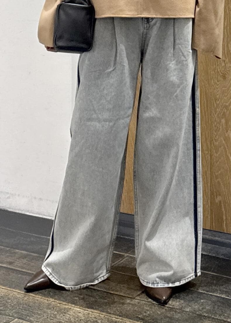 ブラウン系のブーツ、ベージュ系のTシャツ/カットソー、ブルー系のデニムパンツを着用したレディースの秋コーディネートの8枚目の写真