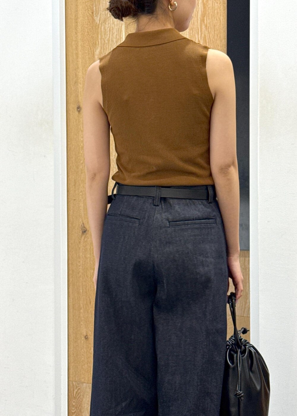 ブラウン系のニット/セーター、ブルー系のデニムパンツ、ブラック系のショルダーバッグを着用したレディースの夏コーディネートの7枚目の写真