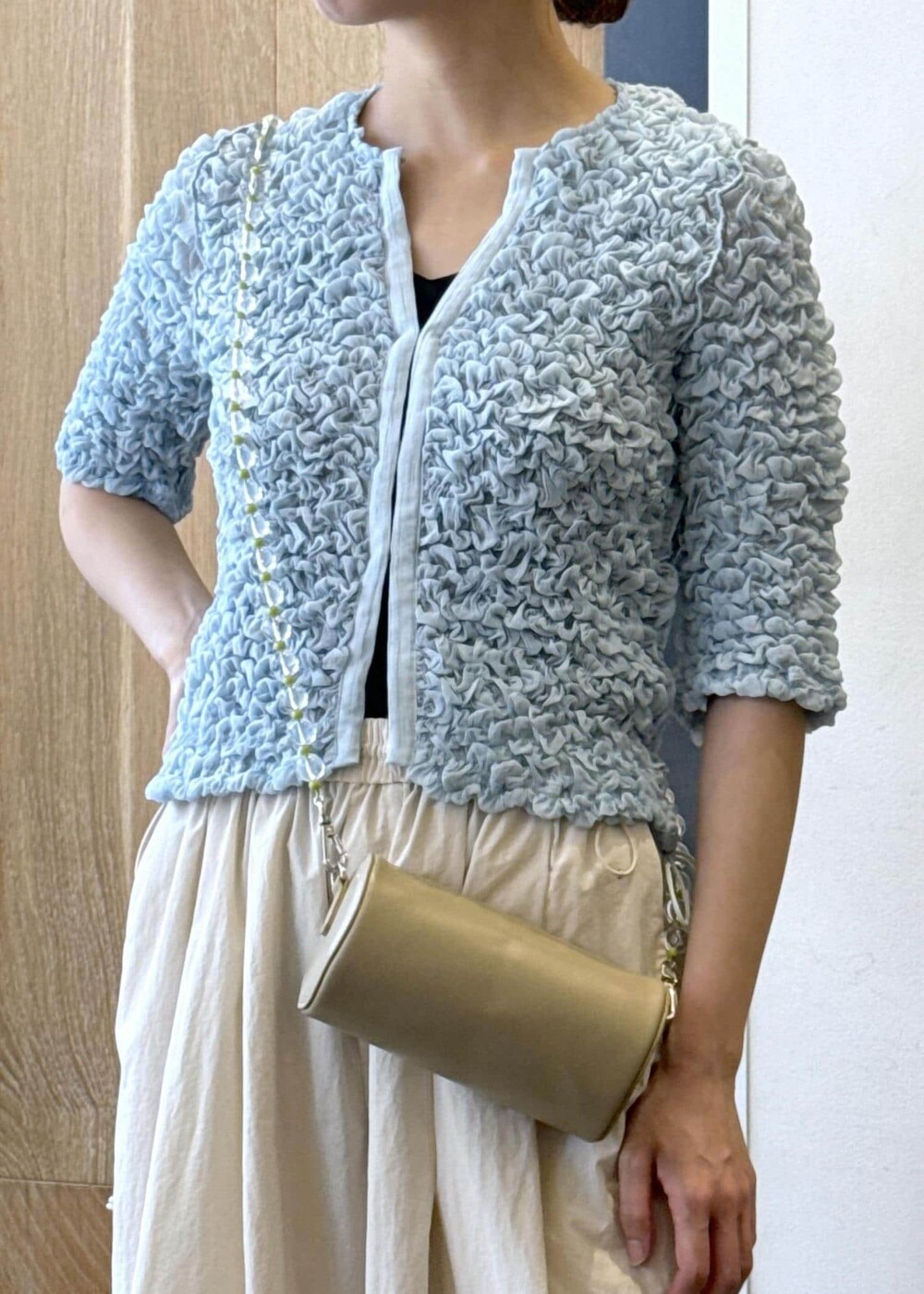 シルバー系のサンダル、ホワイト系のその他パンツ、ブルー系のカーディガン/ボレロを着用したレディースの春コーディネートの7枚目の写真