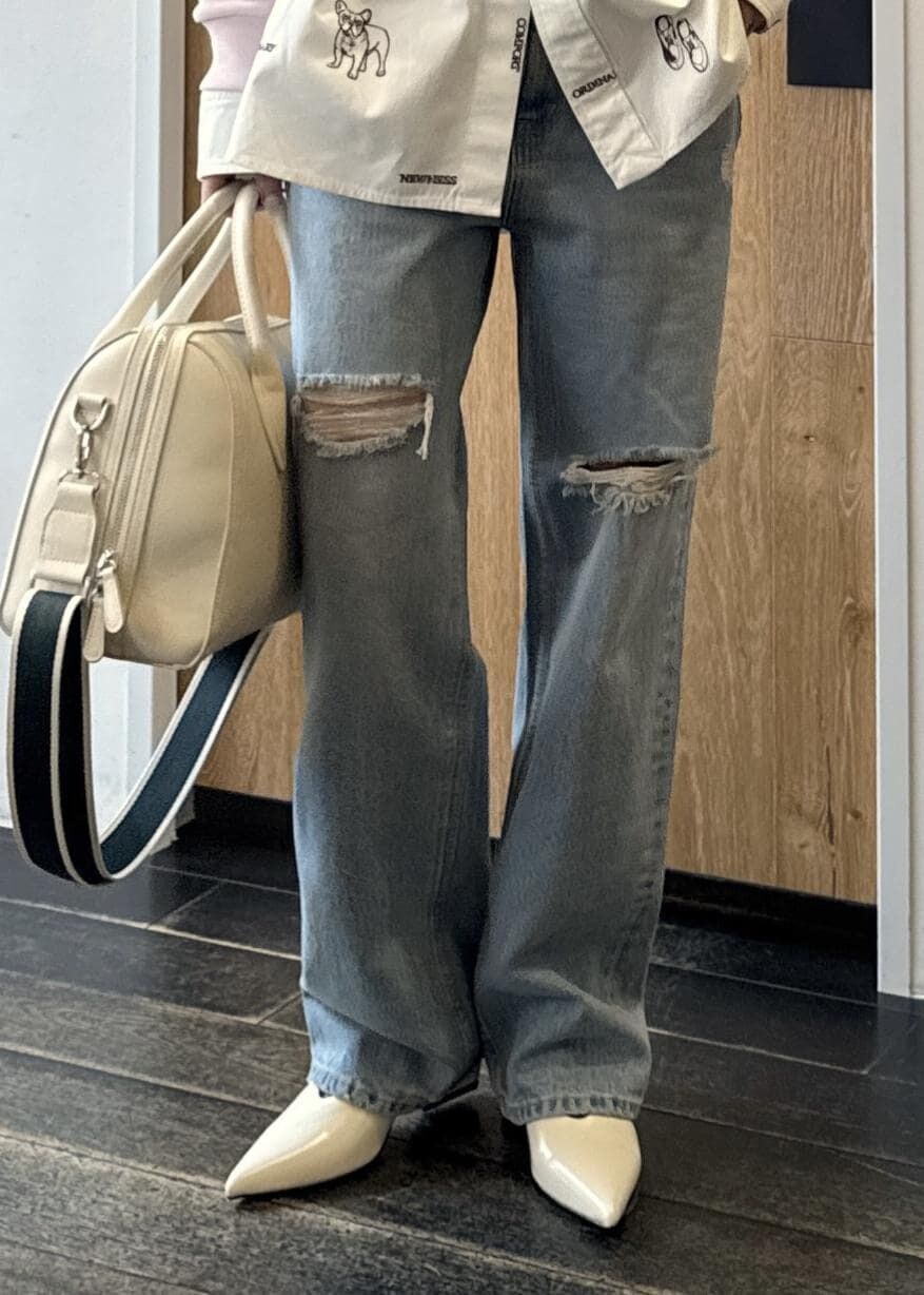 「初春コーデ、春コーデ、お出かけコーデ、旅行コーデ、女子会コーデ、大人カジュアル、レイヤード、パンツスタイル、シンプルコーデ、ADAM ET ROPÉ、ウェーブ、イエベ秋、乾燥、トップス、シャツ/ブラウス」|「ADAM ET ROPE'の【サステナブル】Iラインデニム(デニムパンツ、ブルー系)」を使った、shindoさん(レディース・159cm)の冬コーディネートの7枚目の写真