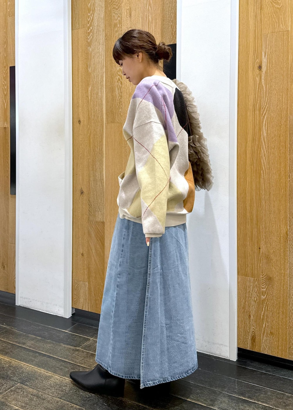 ブラウン系のショルダーバッグ、ブラック系のブーツ、ホワイト系のTシャツ/カットソーを着用したレディースの秋コーディネートの2枚目の写真