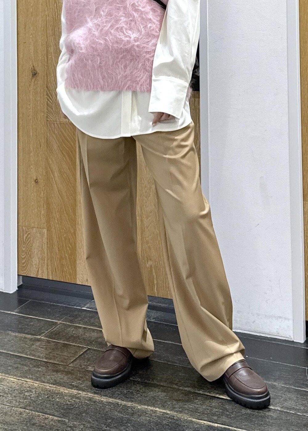ホワイト系のシャツ/ブラウス、ピンク系のニット/セーター、ベージュ系のスラックスを着用したレディースの秋コーディネートの7枚目の写真