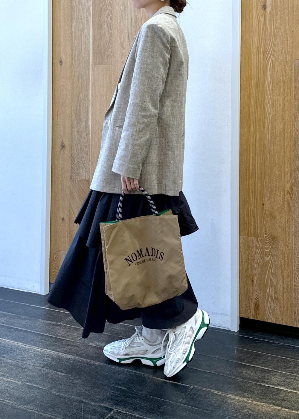 「LACOSTE、ラコステ、NOMADIS、ノマディス、BEN AMUN、ベンアムン、別注、イヤリング、スカート、ボーダー、ADAM ET ROPÉ、骨格ウェーブ、きれいめカジュアル、カジュアル、大人カジュアル」|「ADAM ET ROPE'のシルクネップテーラードジャケット(テーラードジャケット、ベージュ系)」を使った、shindoさん(レディース・159cm)の春コーディネートの3枚目の写真