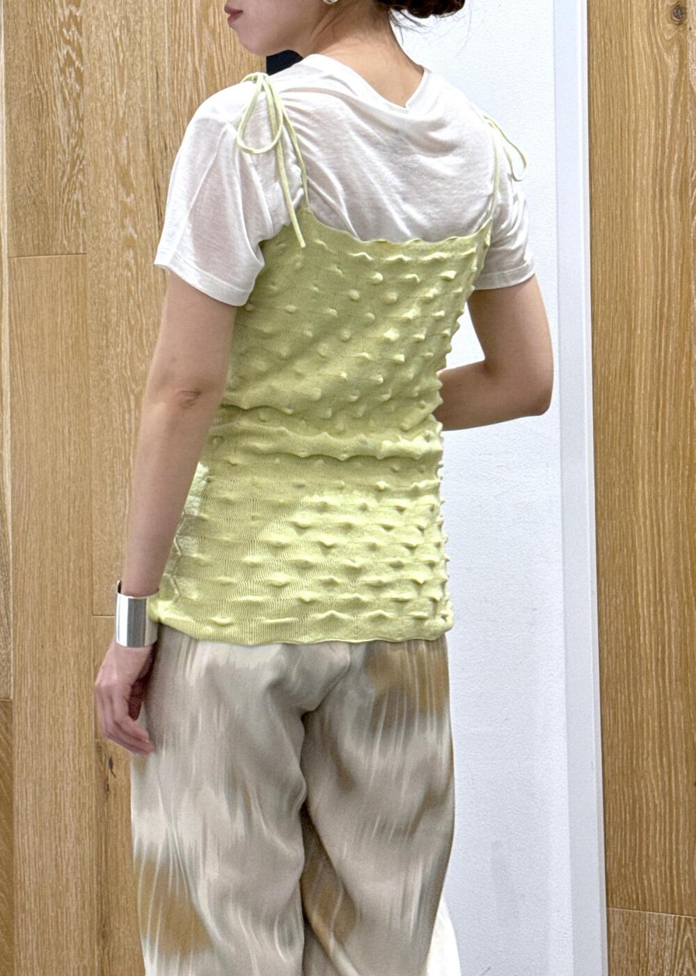 ピンク系のその他パンツ、シルバー系のサンダル、ホワイト系のショルダーバッグを着用したレディースの春コーディネートの7枚目の写真