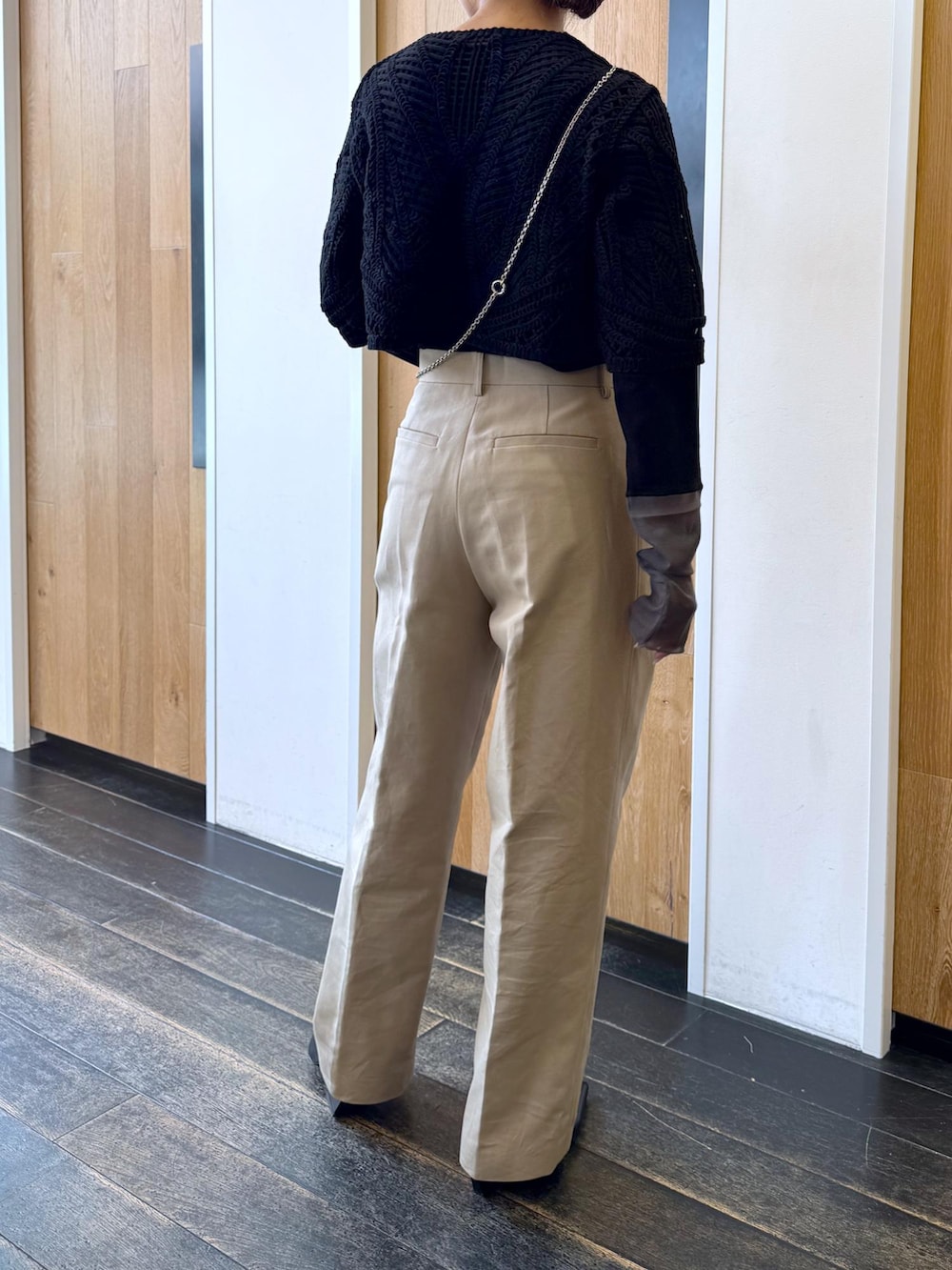 ブラック系のTシャツ/カットソー、ブラック系のショルダーバッグ、ブラック系のカーディガン/ボレロを着用したレディースの冬コーディネートの3枚目の写真