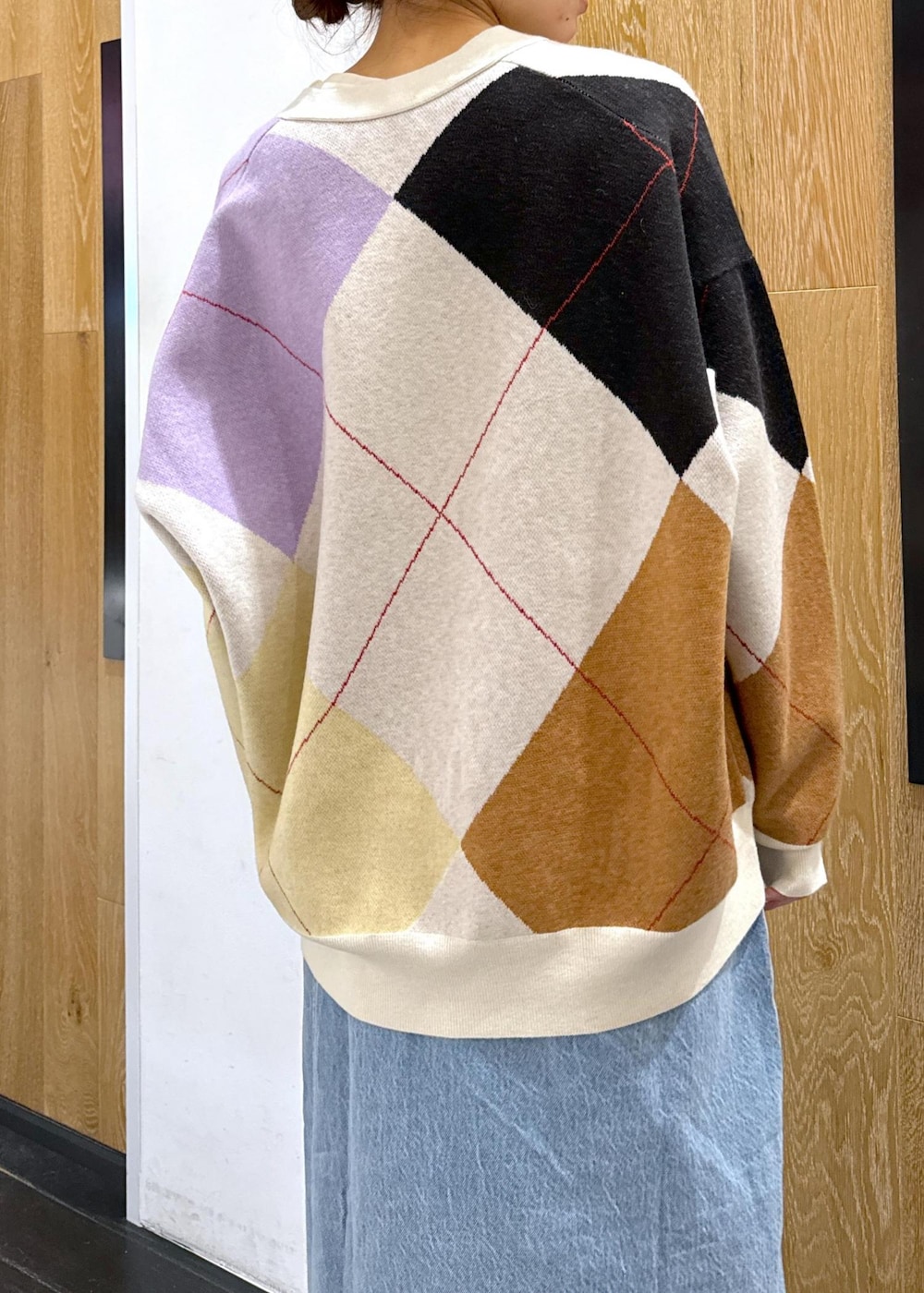 ブラウン系のショルダーバッグ、ブラック系のブーツ、ホワイト系のTシャツ/カットソーを着用したレディースの秋コーディネートの5枚目の写真