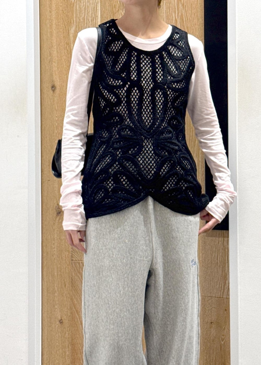 ブラック系のショルダーバッグ、ブラック系のサンダル、グレー系のその他パンツを着用したレディースの春コーディネートの4枚目の写真