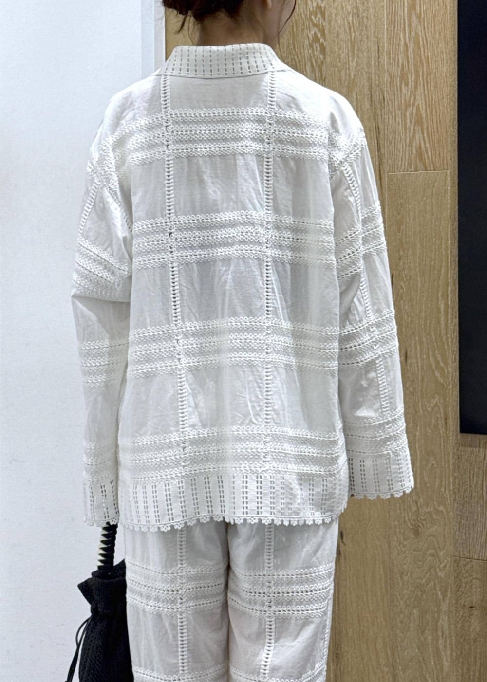 ブラック系のパンプス、グレー系のベスト、ブラック系のショルダーバッグを着用したレディースの春コーディネートの7枚目の写真