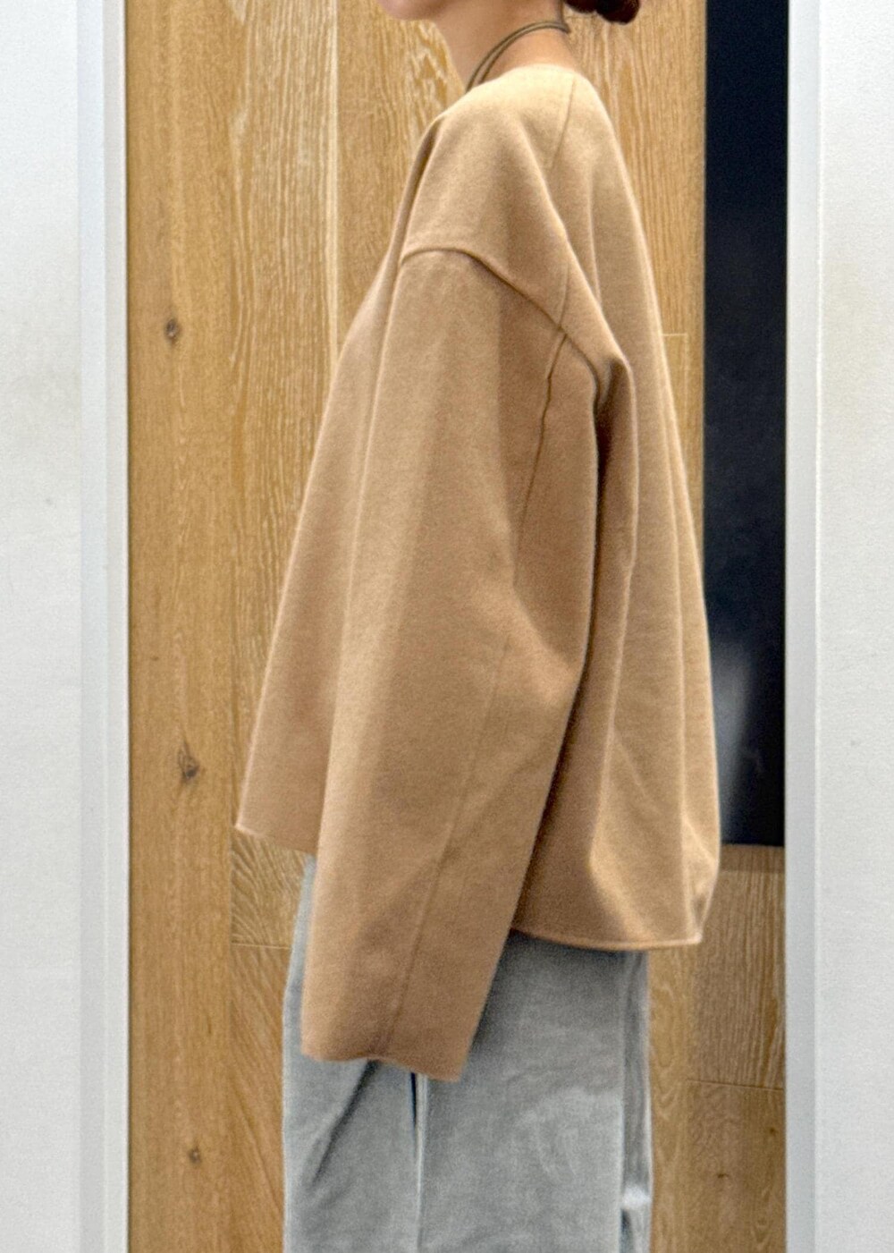 ブラウン系のブーツ、ベージュ系のTシャツ/カットソー、ブルー系のデニムパンツを着用したレディースの秋コーディネートの6枚目の写真