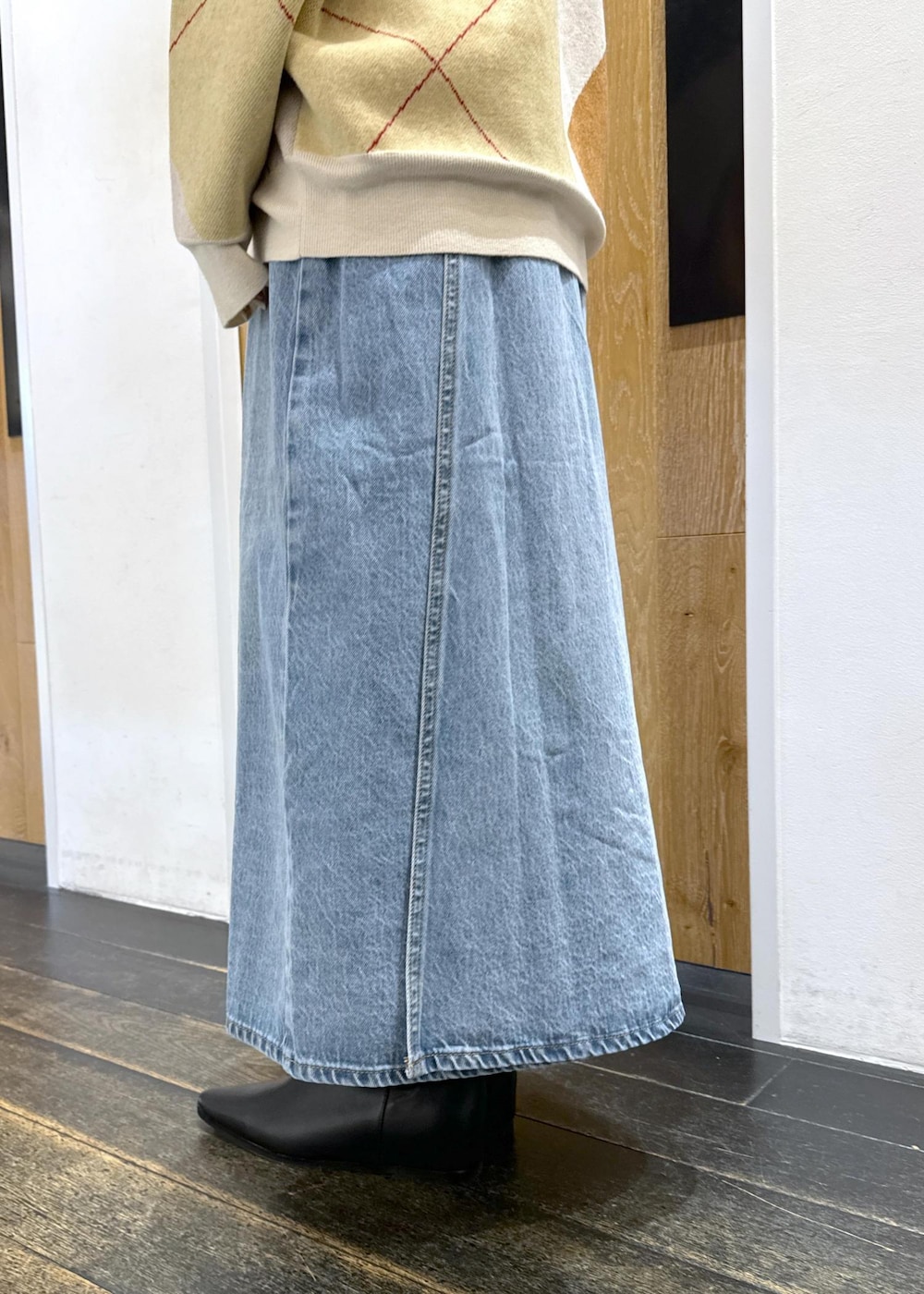 ブラウン系のショルダーバッグ、ブラック系のブーツ、ホワイト系のTシャツ/カットソーを着用したレディースの秋コーディネートの7枚目の写真