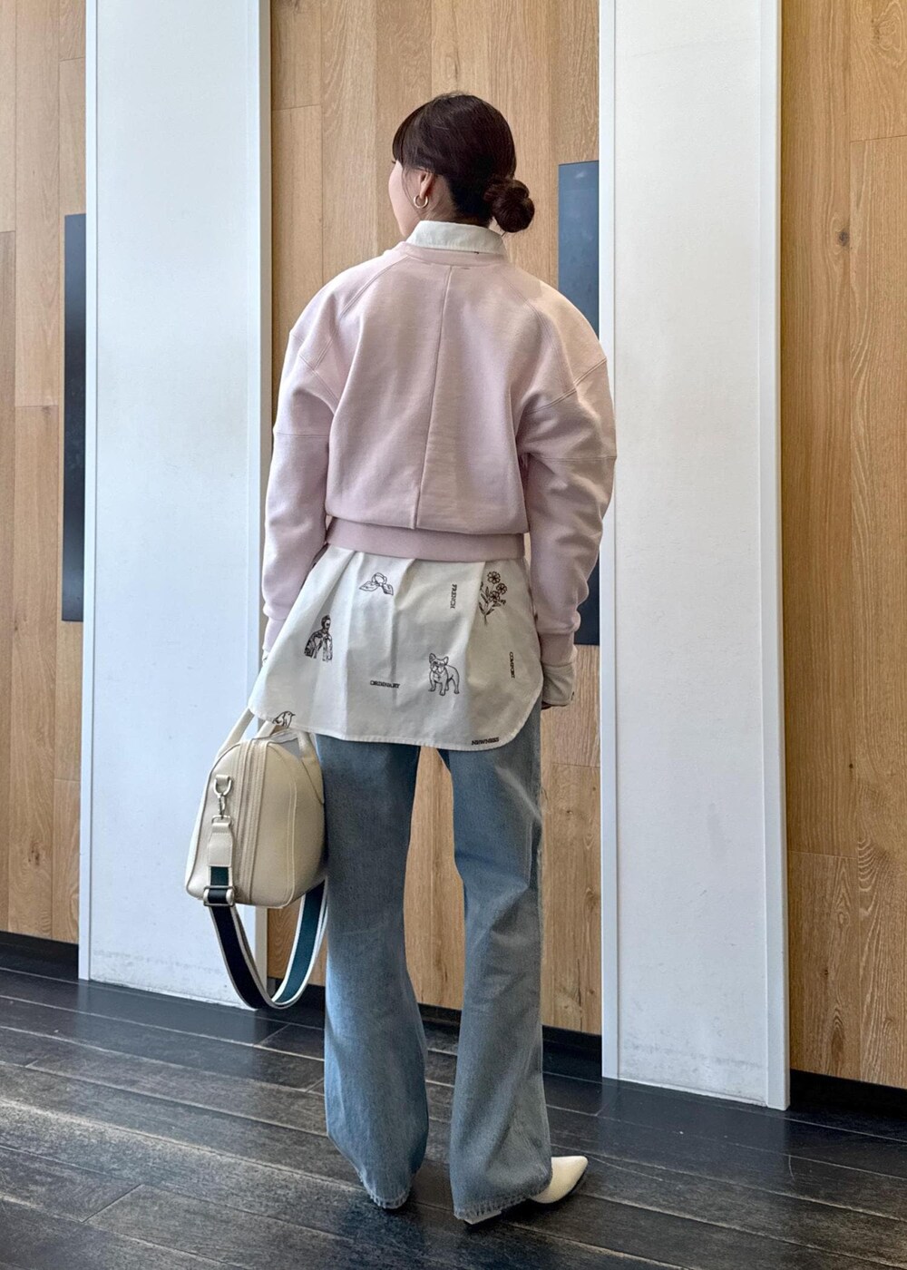 「初春コーデ、春コーデ、お出かけコーデ、旅行コーデ、女子会コーデ、大人カジュアル、レイヤード、パンツスタイル、シンプルコーデ、ADAM ET ROPÉ、ウェーブ、イエベ秋、乾燥、トップス、シャツ/ブラウス」|「ADAM ET ROPE'の【サステナブル】Iラインデニム(デニムパンツ、ブルー系)」を使った、shindoさん(レディース・159cm)の冬コーディネートの3枚目の写真
