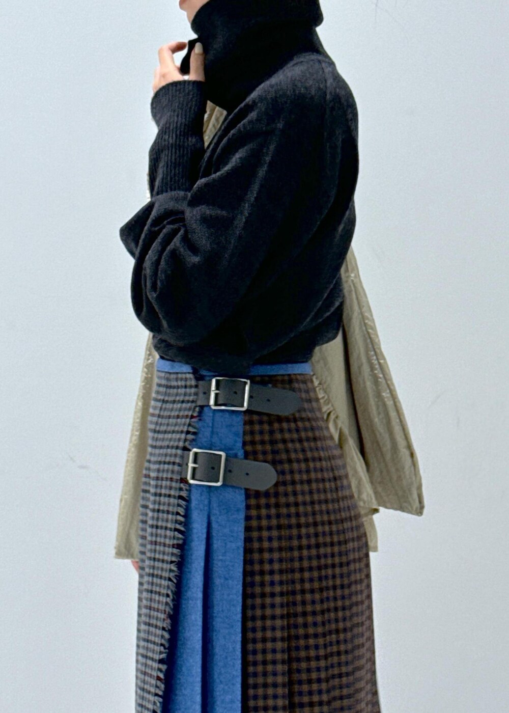 グレー系のスカート、ホワイト系のブーツ、グレー系のカーディガン/ボレロを着用したレディースの秋コーディネートの8枚目の写真