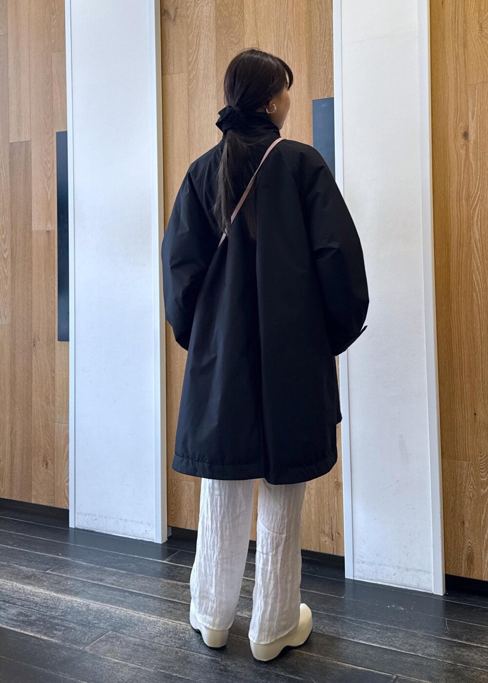 ピンク系のショルダーバッグ、ホワイト系のサンダル、ブラック系のスウェットを着用したレディースの冬コーディネートの4枚目の写真