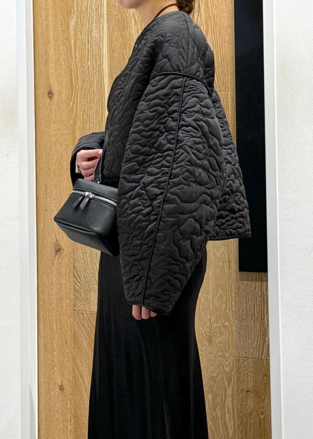 ホワイト系のスウェット、ブラック系のスカート、ブラック系のブルゾンを着用したレディースの冬コーディネートの5枚目の写真