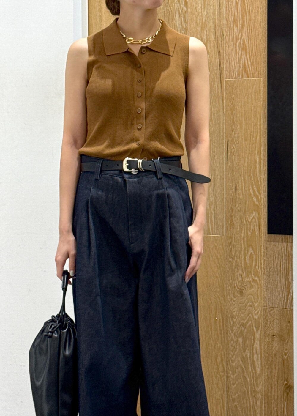 ブラウン系のニット/セーター、ブルー系のデニムパンツ、ブラック系のショルダーバッグを着用したレディースの夏コーディネートの5枚目の写真