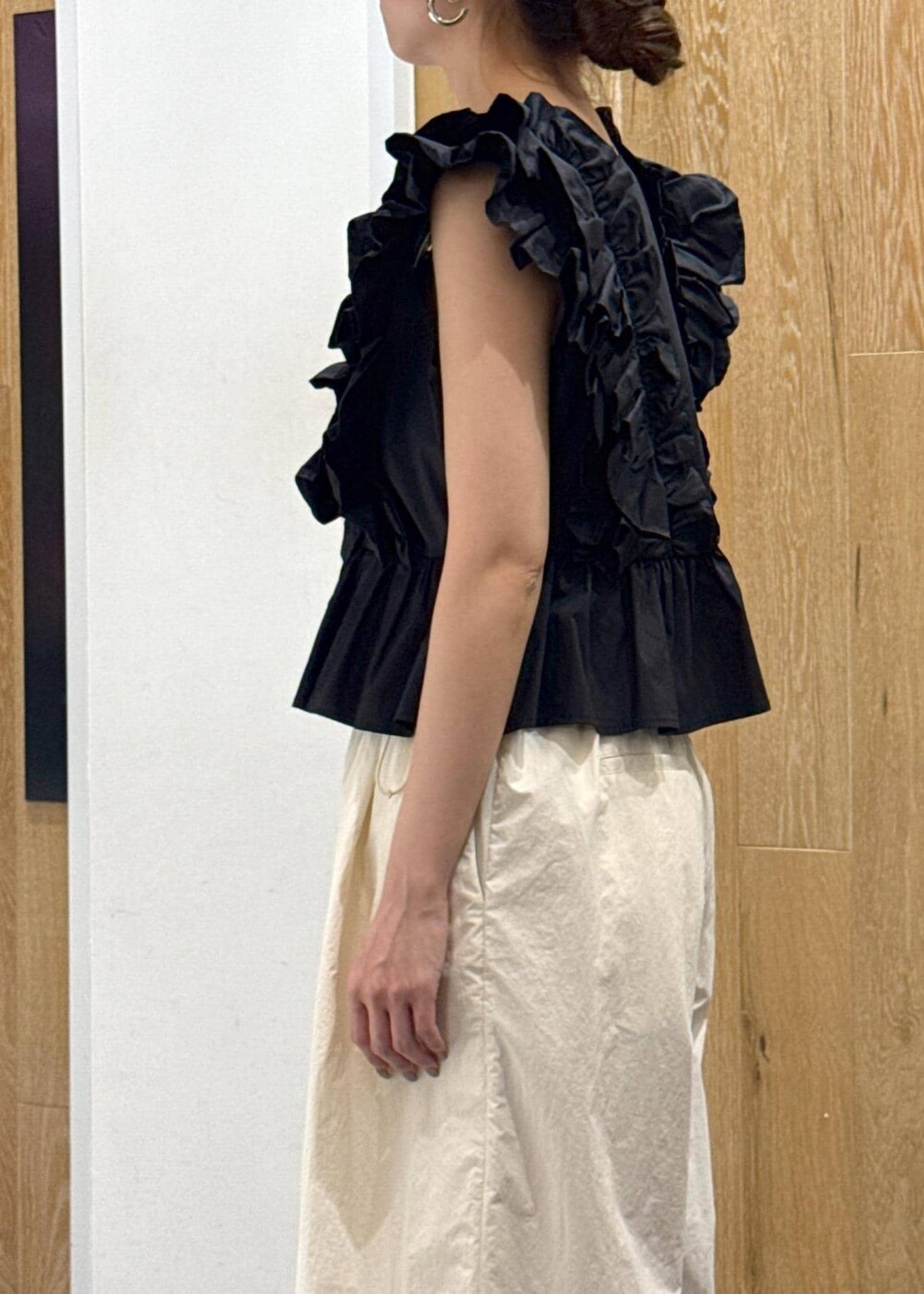 シルバー系のサンダル、ホワイト系のその他パンツ、ブラック系のシャツ/ブラウスを着用したレディースの夏コーディネートの6枚目の写真