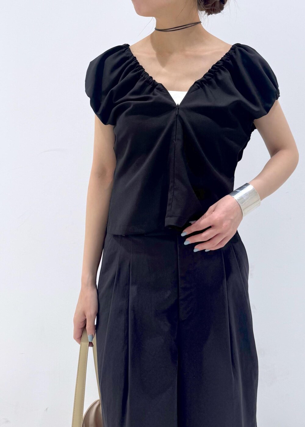 ベージュ系のショルダーバッグ、ブラック系のサンダル、ブラック系のその他パンツを着用したレディースの春コーディネートの4枚目の写真