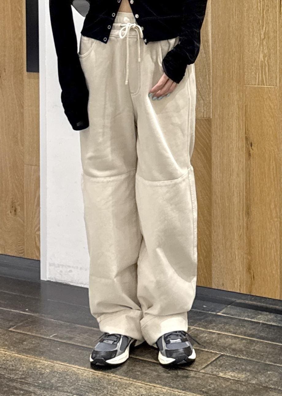 ブラック系のチューブトップ、グリーン系のショルダーバッグ、ブラック系のカーディガン/ボレロを着用したレディースの秋コーディネートの6枚目の写真