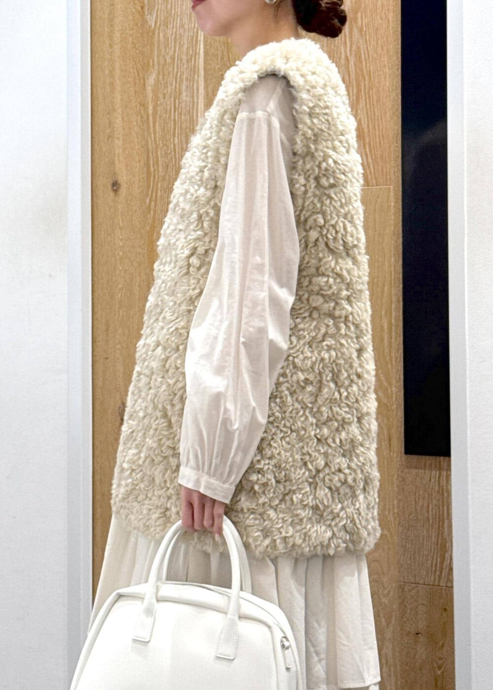 ベージュ系のその他アウター、ホワイト系のボストンバッグ、グレー系のスラックスを着用したレディースの冬コーディネートの6枚目の写真