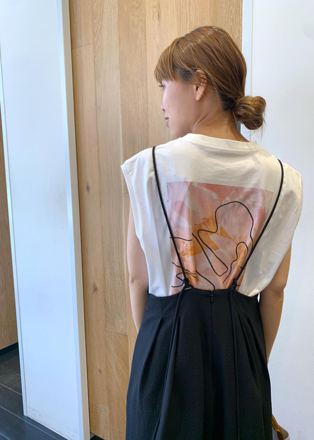 ブラック系のサンダル、ブラック系のワンピース、パープル系のショルダーバッグを着用したレディースの夏コーディネートの5枚目の写真