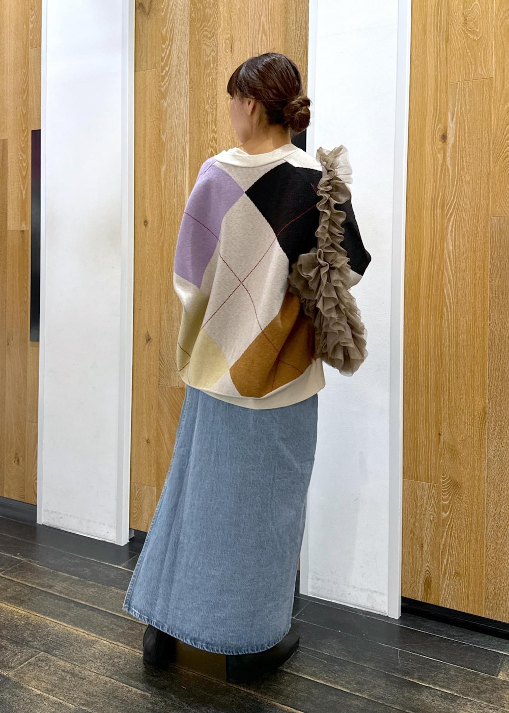 ブラウン系のショルダーバッグ、ブラック系のブーツ、ホワイト系のTシャツ/カットソーを着用したレディースの秋コーディネートの3枚目の写真