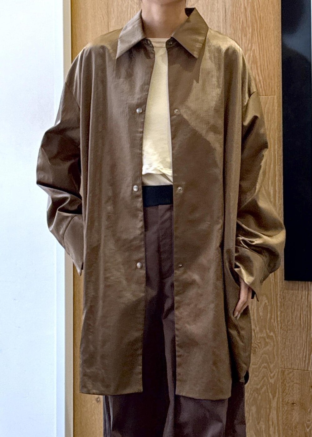 ホワイト系のTシャツ/カットソー、ブラック系のサンダル、ブラウン系のその他パンツを着用したレディースの春コーディネートの4枚目の写真